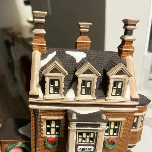 Dept 56 Dickens' Village Series Dursley Manor Christmas Light Up Christmas home - Picture 7 of 12